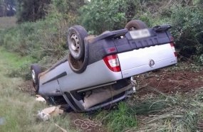 Idoso é resgatado após capotar picape na SC-452