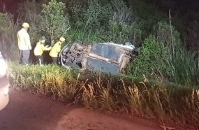 Carro capota após colisão frontal contra carreta na BR-282