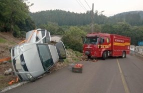 Motorista fica preso em veículo após tombamento em Tangará