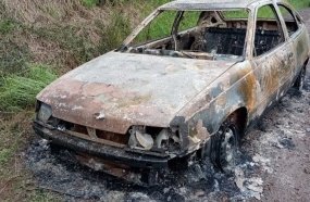Carro suspeito de envolvimento em furto de armas é encontrado incendiado