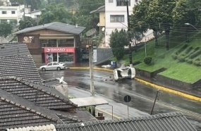 Veículo capota após desandar de ladeira no centro de Luzerna