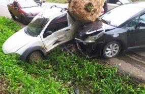 Motorista fica ferido após colisão entre veículos na BR-282 