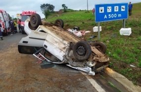 Colisão seguida de capotamento deixa duas pessoas feridas na BR-282