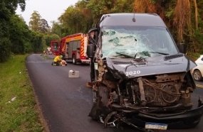 Colisão entre caminhão e van deixa seis pessoas feridas na BR-282