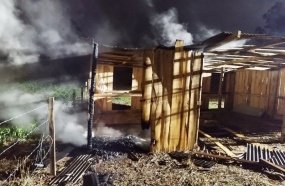 Incêndio atinge estábulo em construção durante a madrugada 