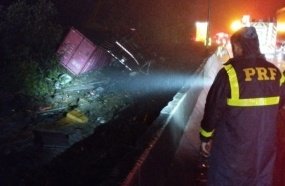 Nove pessoas morrem após carreta tombar sobre van que transportava atletas 