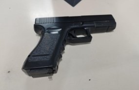 Trio é preso com réplica de pistola após furtar residência
