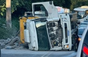 Caminhão que transportava cimento tomba no Acesso Egídio Pozzobon