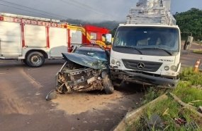 Motorista fica ferido após colisão entre carro e caminhão no trevo da SC-283