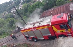 Casa de madeira é completamente destruída por incêndio em Videira 