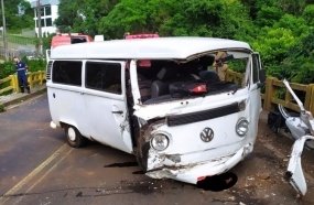 Motorista fica ferido após colidir Kombi em mureta de ponte em Herval 