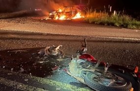 Motociclista morre e carro pega fogo após colisão na BR-470 