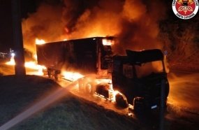 Incêndio toma conta de carreta carregada com carnes na SC-355 