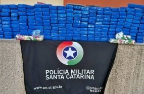 Dupla é presa ao descarregar 100 kg de maconha de veículo