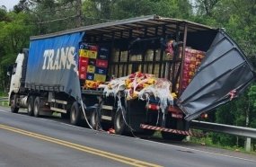 Colisão entre carretas deixa motorista ferido e espalha carga de cerveja na BR-282