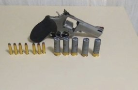 Motorista é preso por porte ilegal de arma após ser parado em blitz