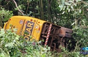 Micro-ônibus escolar tomba em ribanceira no interior de Capinzal 