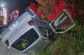 Casal é socorrido por bombeiros após carro capotar na BR-282 