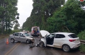 Colisão frontal deixa condutores feridos na SC-135