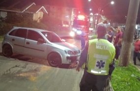 Motorista capota carro após colisão contra poste em Catanduvas 