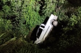 Mulher fica ferida após picape cair em barranco na SC-150