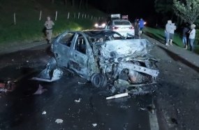 Carro pega fogo após colisão com outros dois veículos na SC-464