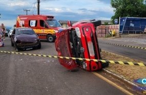 Carro de aplicativo tomba após colisão com motorista embriagado
