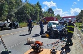 Fotógrafa morre após colisão frontal entre veículos na BR-282
