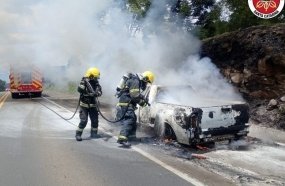 Picape de empresa de terraplanagem é consumida por incêndio na BR-116