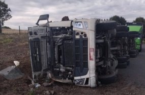 Motorista fica ferido após carreta tombar contra barranco na SC-120