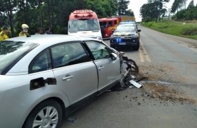 Mulher e adolescente ficam feridas após colisão entre carro e caminhão em Joaçaba