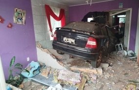 Carro invade residência após motorista perder controle da direção