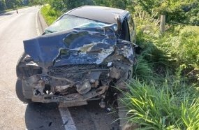 Casal fica ferido após colisão entre carro e caminhão na SC-355