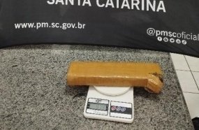 Dupla foge após descartar tablete com quase 1 kg de maconha