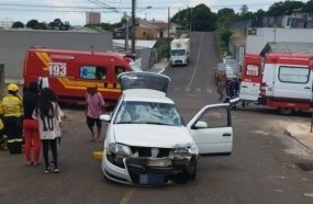Colisão frontal entre carro e moto deixa duas pessoas feridas