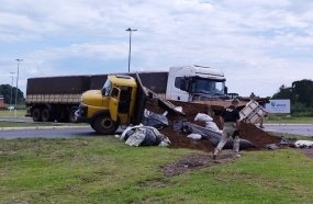 Caminhão é atingido por carreta no trevão de Irani 