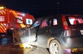 Motorista fica preso às ferragens após colisão contra caminhão na BR-282