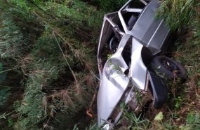 Queda de carro em barranco deixa dois homens feridos em Água Doce 