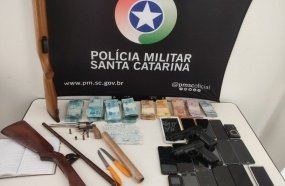 Casal é preso com drogas, armas e dinheiro após PM interceptar veículo 