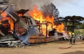 Incêndio de grandes proporções atinge madeireira em Joaçaba 