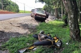 Colisão entre carro e moto deixa casal ferido em Capinzal