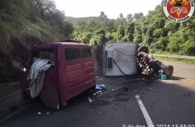 Motorista é socorrido com ferimento após carreta tombar na SC-453 