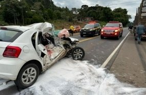 Jovem é socorrida em estado grave após colisão entre carro e carreta na BR-470