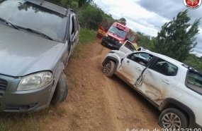 Colisão entre picapes deixa casal ferido em Monte Carlo 
