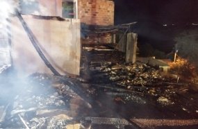 Moradores escapam pela janela após casa ser invadida e incendiada por criminosos