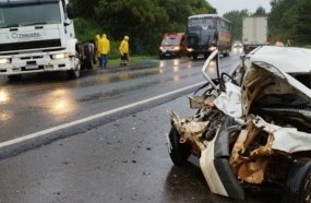 Motorista fica preso às ferragens após colisão entre carro e caminhão na BR-282