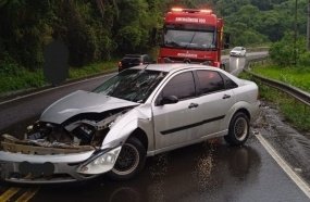 Mulher e criança ficam feridas após carro sair da pista na SC-355