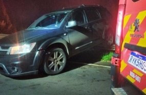 Veículo fica encavalado em defensa metálica após sair da pista na SC-355
