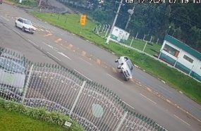 Carro fica sobre duas rodas e quase capota após ‘rampar’ lombada na SC-135