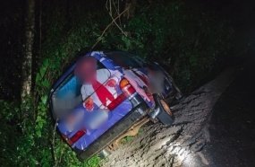 Saída de pista deixa condutor de van ferido no interior de Piratuba